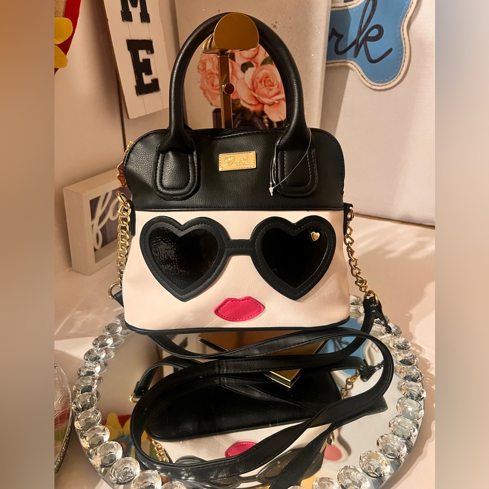 Betsey Johnson NWOT Black and White with Heart Sunglasses crossbody bag - Picture 12 of 12